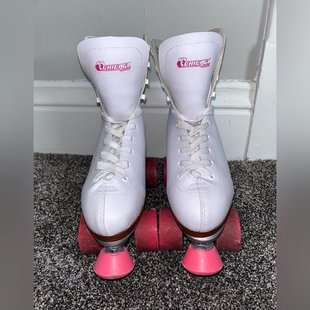 Chicago pink and white roller skates